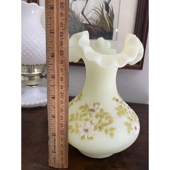 Vintage Fenton Hand Painted Daisies UV Vaseline Custard Ruffled Edge Vase SIGNED - Picture 5 of 6